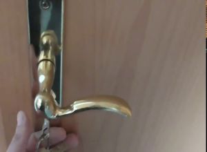 После душа испанка делает мужу минет